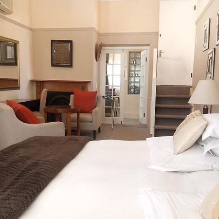 ลิเบอร์ตี้ลอดจ์ Bed & Breakfast เคปทาวน์ ภายนอก รูปภาพ