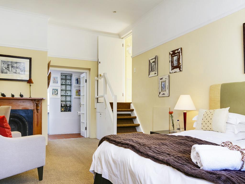 ลิเบอร์ตี้ลอดจ์ Bed & Breakfast เคปทาวน์ ภายนอก รูปภาพ